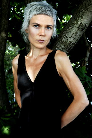 ST�TTER KNAUSG�RD: Forfatter Hanne �rstavik (39) mener Knausg�rd har v�rt hensynsfull i sin omtale av andre. Foto: Steinar Buholm.