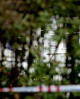FUNNET P� VERANDAEN: Den 38-�rige kvinnen ble funnet drept p� familiehusets veranda. Foto: KRISTER S�RB�/DAGBLADET