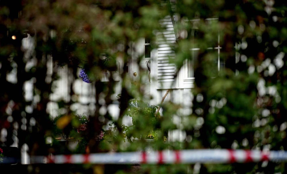 FUNNSTEDET: Den d�de 38-�rige kvinnen ble funnet p� familiehusets veranda. Foto: KRISTER S�RB�/DAGBLADET