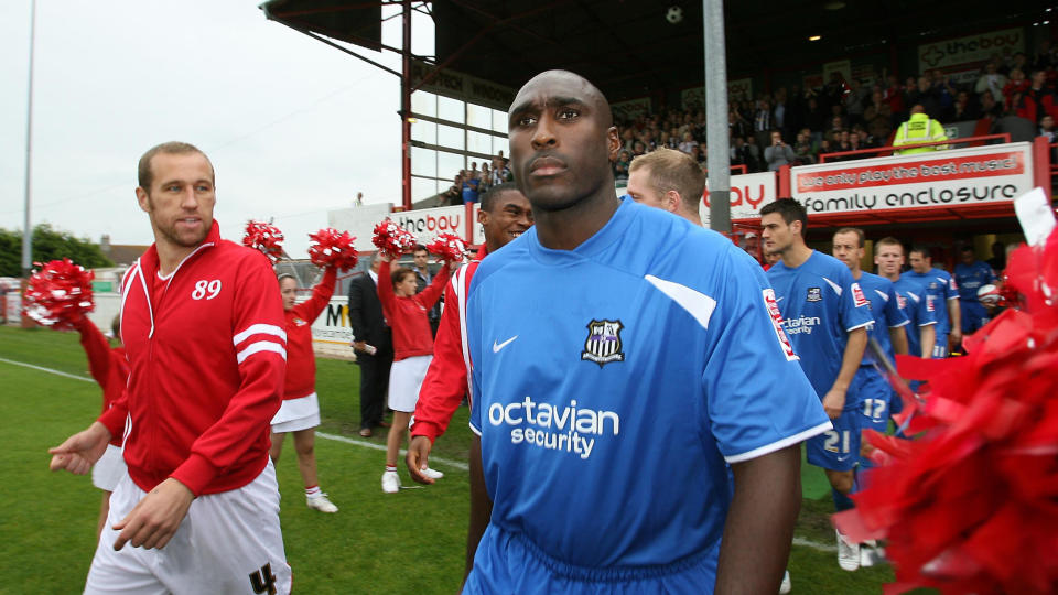 CAMPBELLS F�RSTE OG ENESTE KAMP: Her entrer Sol Campbell banen for Notts County for aller f�rste gang, til kampen mot Morecambe. F� dager seinere kom han til enighet med klubben om � oppheve kontrakten - 29 dager etter at han kom. Foto: AP Photo/PA