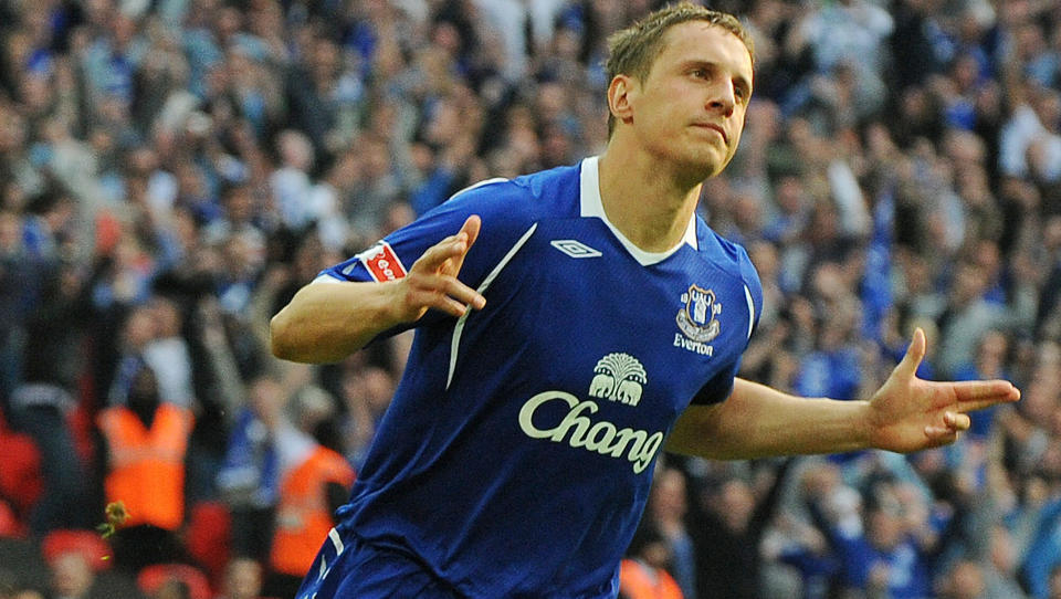 TRUET MED KNIV AV TRE MENN: Ransb�lgen mot fotballstjerner i Liverpool har p�g�tt i mange �r, med Phil Jagielka som det siste offeret. Foto: AFP PHOTO/Carl de Souza