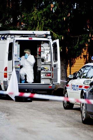 ETTERFORSKNING: Tekniske etterforskere fra Kripos holder p� � saumfare �stedet, samtidig som poiltiet foretar avh�r av vitner. Foto: KRISTER S�RB�/DAGBLADET