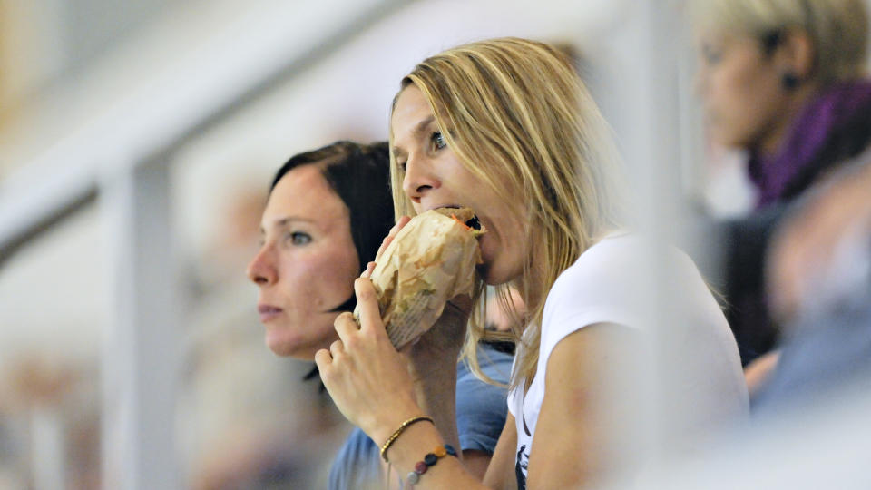 TRIBUNESLITERE: Katja Nyberg og Gro Hammerseng s� g�rsdagens kamp mot Tyskland fra tribunen. Hammerseng sier at VM fortsatt er uaktuelt. Foto: Claus Fisker/SCANPIX