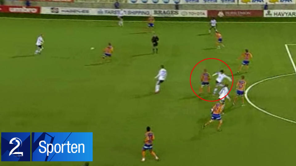 HER KLIKKER DET: Kenneth Dokken mistet fullstendig hodet og sparket ned AaFK-kaptein Johan Arneng mens ballen var et helt annet sted. Dommer Roy Helge Olsen forestok seg ingenting - mens Arneng m�tte g� av banen. Foto: TV 2