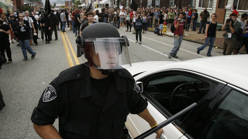 BRUKTE GUMMIKULER:  Politiet i Pittsburgh tok i bruk gummikuler for � spre en gruppe demonstranter som kastet stein og knuste vinduer. Foto:  EPA/BRIAN BLANCO/Scanpix