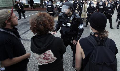 DEMONSTRANTER:  Flere tusen demonstranter viste hva de mente om m�tet. Foto: AP Photo/Carolyn Kaster/Scanpix