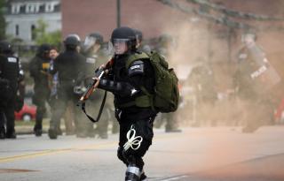 T�REGASS OG PLASTKULER:  Politiet tok i bruk t�regass og plastkuler for � spre en mindre gruppe demonstranter som knuste vinduer og kastet stein forut for toppm�tet. Foto: REUTERS/Carlos Barria