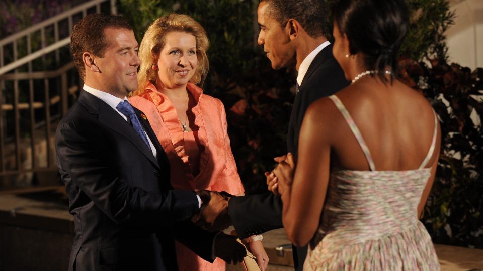 �NSKES VELKOMMEN:  Russlands president Dmitry Medvedev og hans kone Svetlana Medvedeva �nskes velkommen av president Barack Obama og hans kone Michelle Obama under velkomstseremonien i Pittsburgh, Pennsylvania. Foto: EPA/MATTHEW CAVANAUGH