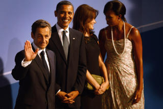 VINKER TIL FOTOGRAFEN: Frankrikes president Nicolas Sarkozy poserer sammen med Barack Obama, Sarkozys kone Carla Bruni Sarkozy og Michell Obama.