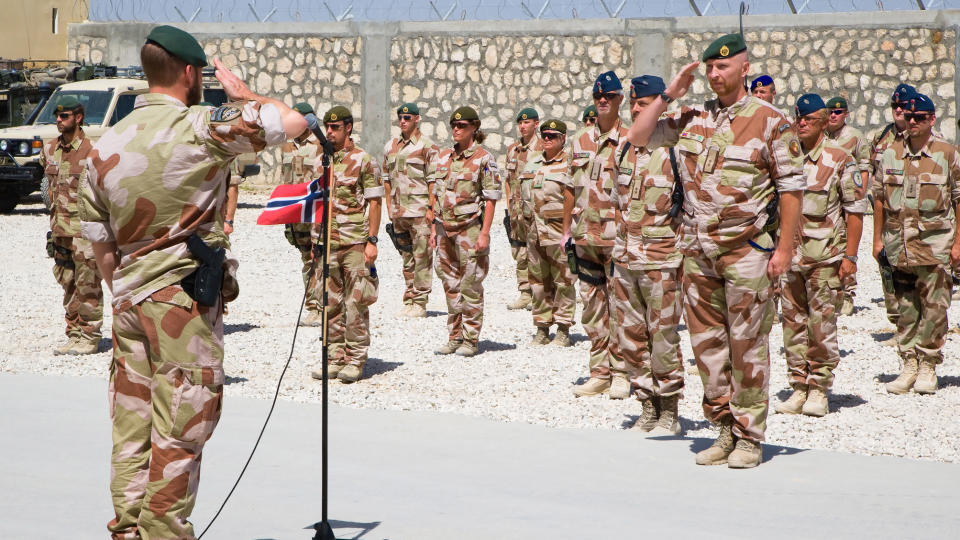 SKULLE SPRENGES:  I mai i fjor ble to menn fra Afghanistan tatt med 340 kilo sprengstoff. Myndighetene mener bomba skulle brukes mot den norske basen i Meymaneh. Foto: Forsvaret