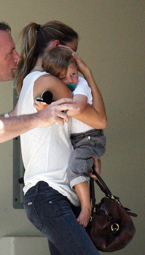 �VER SEG: Gisele med Bradys vesle s�nn. Foto : STELLA PICTURES