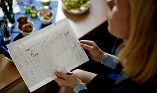 TEGNER F�LELSENE SINE: For � f� barna til � snakke om vonde f�lelser etter en skilsmisse, hjelper det ofte � starte med en tegning, forklarer helses�ster Beate Nilssen p� Jar skole i B�rum. Her ser Anniken Huitfeldt p� en tegning som et skilsmissebarn p� Jar har tegnet. Foto: Krister S�rb�