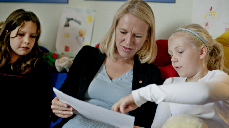 HJELPER � SNAKKE: Ti�ringene Marie C. Omvik (til venstre) og Ingrid Espeland Ellefsen vet hvordan det er � ha skilte foreldre. De har v�rt med p� samtalegrupper og synes det hjelper � m�te andre barn i samme situasjon. For forklarer de barne- og likestillingsminister Anniken Huitfeldt om gruppene. Foto: Krister S�rb�
