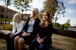 FOREBYGGENDE: Barne- og likestillingsminister Anniken Huitfeldt forklarer at samtalegruppene er ment som forebyggende tiltak. Foto: Krister S�rb�