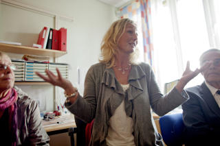 HAR TAUSHETSPLIKT: Helses�ster p� Jar skole, Beate Nilssen, forsikrer at alt som helses�stre har taushetsplikt overfor alt som blir sagt under gruppesamtalene. Foto: Krister S�rb�
