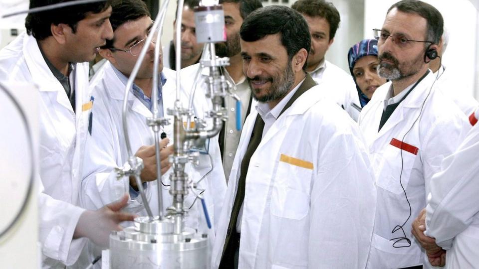 9.000 SENTRIFUGER: Hittil har verden kun visst om urananrikingsanlegget i Natanz, som har 9.000 sentrifuger. Her bes�ker Irans president, Mahmoud Ahmadinejad, anlegget. Foto: SCANPIX