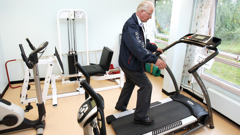 I VALGKAMPEN: Frp-nestoren bes�kte Heradsbygd dagsenter ved H�nefoss i valgkampen som et ledd i sitt engasjement for eldreomsorgen. Foto: HANS ARNE VEDLOG/DAGBLADET