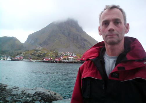 EVAKUERT: Lars Gujord (53) er blant de 28 som er evakuert fra boligen sin p� grunn av rasene p� Lovund. MMS-foto: PRIVAT