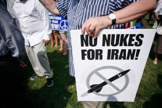 OMDISKUTERT: Akvitister protesterte i g�r i Washington, etter at det var blitt kjent at Iran har holdt et anrikingsanlegg for uran skjult for omverdenen. Foto: Alex Wong/Getty Images/AFP/Scanpix