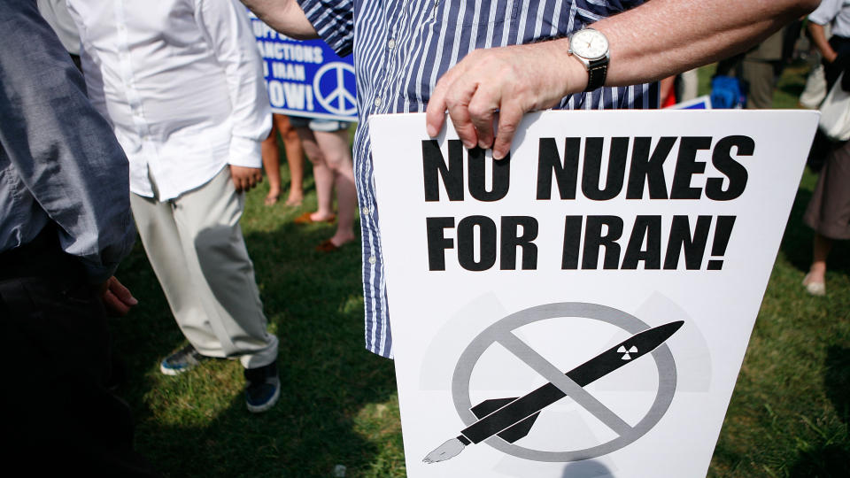 VIL IKKE GODTA: Iran vil ikke godta en FN-st�ttet plan om � sende landets uran til anrikning i utlandet. Her fra en anti-atom demonstrasjon i Washington, USA, tidligere i �r. Foto: SCANPIX