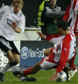 BRAKK BEINET TVERS AV: Per Christian Skjelbreid fikk beinet brukket av i Champions League i 2005. Foto: Scanpix