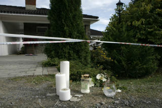 MINNES: Lys foran familiens hus er uttrykk for hvor preget Skreia, med 1300 innbyggere, er av tragedien. Foto: TORBJ�RN GR�NNING/DAGBLADET