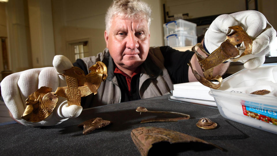 FANT SKATTEN: Terry Herbert er ofte blitt mobbet av forbipasserende mens han har st�tt der med metalldetektoren sin. Men n� kan han le best. Foto: Scanpix