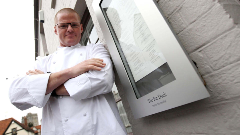 STOLT: Kjendiskokk Heston Blumenthal poserer utenfor restaurant Fat Duck. Spisestedet ble ansett som i den absolutte toppklasse, og hadde tre Michelin-stjerner, da det m�tte stenge i to uker i februar etter at gjester klagde over matforgiftning. Foto: AP Photo/Steve Parsons/Scanpix