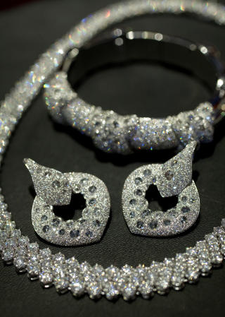 1,4 MILLIONER KRONER: Smykkene best�r av 982 diamanter.