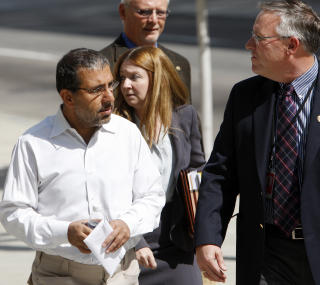 ARRESTERT: Mohammed Zazi, far til den terrormistenkte 24-�ringen, er arrestert og senere l�slatt - mistenkt for � ha forklart seg falskt om s�nnens aktiviteter. Foto: AP Photo/Ed Andrieski/Scanpix