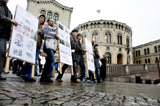 MOT KRIG: - Partiets har brutt med sin tradisjon, og sviktet målet om å få Norge til å bli en fredsnasjon. I stedet har de vært med på å administrere en krig i Afghanistan, sier Reza Rezaee. Foto: FRANK KARLSEN MOT KRIG: - Partiets har brutt med sin tradisjon, og sviktet målet om å få Norge til å bli en fredsnasjon. I stedet har de vært med på å administrere en krig i Afghanistan, sier Reza Rezaee. Foto: FRANK KARLSEN