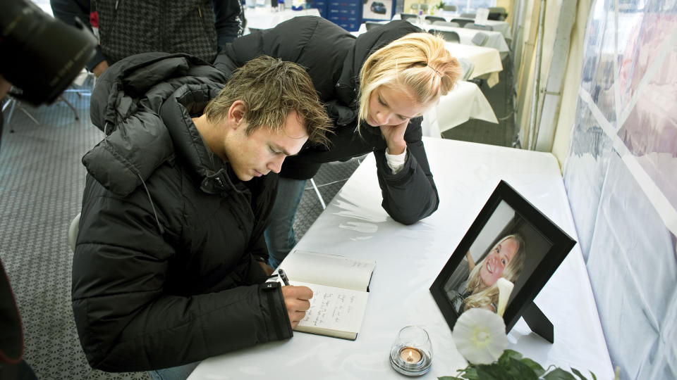 DU VIL ALLTID V�RE MED MEG: Her skriver Andreas Mikkelsen i minneprotokollen. Foto: Henning Lilleg�rd