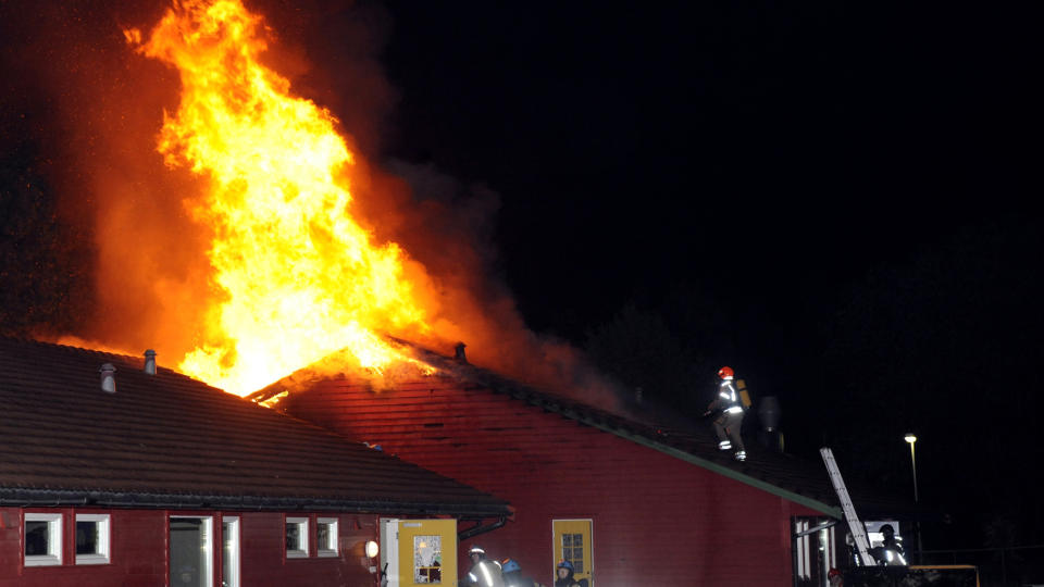 SANDNES I HELGA: Brannmannskaper pr�ver � slukke brannen i J�nningheia barnehage i Sandnes natt til l�rdag. Brannen var en av ialt seks branner i byen p� kort tid denne natten.  Foto: Thomas Wallerud Fosse/SCANPIX