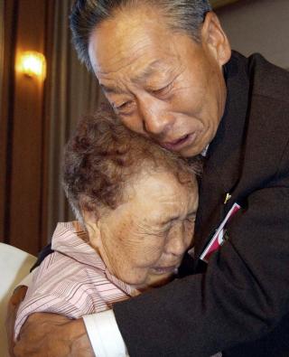 M�TTE MAMMA: S�rkoreanske Lee Chul-Gun gr�ter etter � ha m�tt sin s�nn for f�rste gang p� 58 �r. Foto: Scanpix
