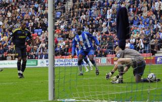 JUBILEUM: Didier Drogba utliknet med sitt Chelsea-m�l nummer 100 mellom beina p� en fomlete Chris Kirkland.  Foto: Nigel Roddis, Reuters/Scanpix