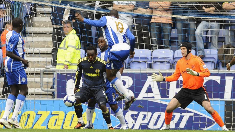 TIDLIG I F�RING: Titus Bramble (nummer 19) header kontant inn 1-0 etter et dr�yt kvarter. Foto: Nigel Roddis, Reuters/Scanpix