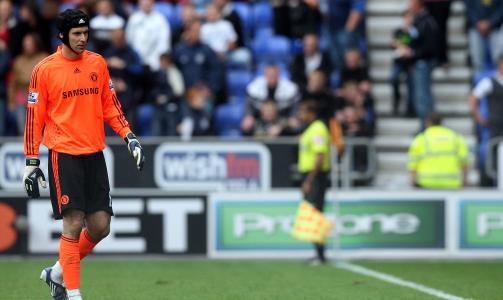 UTVIST: Petr Cech spaserer av banen etter � ha laget straffe for Wigan og f�tt r�dt kort. Foto: Scott Heppell, AP/Scanpix