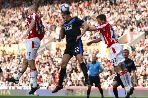 TIL TOPPS: John O'Sheas presise heading s�rget for at Manchester United klatret forbi Chelsea p� tabelltoppen p� bedre m�lforskjell.Foto: SCANPIX/REUTERS/Eddie Keogh