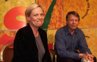 R�DGIVER: Dag Seierstad er en gammel traver i SV som mange ganger har hjulpet Kristin Halvorsen med kompromissl�sninger i partiet. Her fra SV landsm�te p� Lillehammer i 1999 hvor han og Halvorsen til slutt lyktes med gjennomslag i striden om SVs Kosovo-politikk. I dag er han landsstyremedlem og r�dgiver i SVs stortingsgruppe. Foto. Scanpix