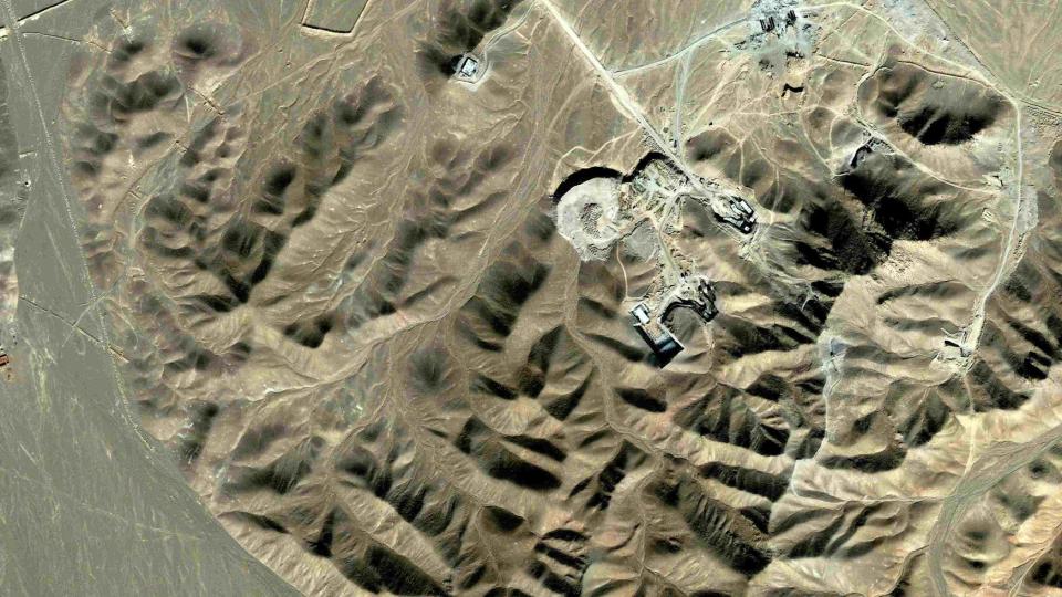 HOLDT HEMMELIG TIL MANDAG: Her skal Irans nye atomanlegg ligge, i n�rheten av byen Qom. Foto: REUTERS/DigitalGlobe/Handout/Scanpix