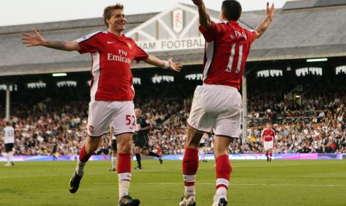 MATCHVINNER: Robin van Persie (t.h.) ble matchvinner for Arsenal med en str�lende avslutning.Foto: SCANPIX/EPA/FELIPE TRUEBA