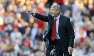 STERKT �NSKET: Arsenals styreformann Peter Hill-Wood vil ha Arsene Wenger med i ti nye �r som Arsenal-manager.Foto:SCANPIX/EPA/FELIPE TRUEBA