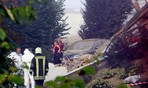 EN MANN FORSVUNNET: Politiet fant den ene av ranerne da de kom til stedet. Brannvesenet fant senere den andre. En tredje mann skal ha deltatt, men politiet mener han har stukket fra stedet. Foto: EPA/MICHEL KRAKOWSKI/Scanpix