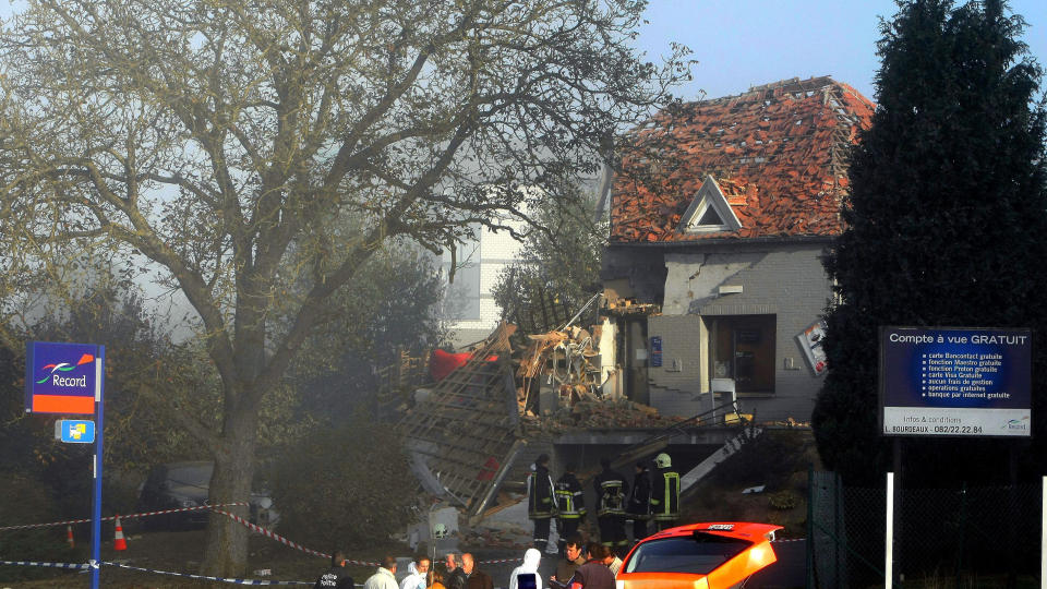 KRAFTIG EKSPLOSJON: If�lge politiet hadde ranerne brukt altfor mye dynamitt, og som en kan se fikk huset store skader. Foto: AFP/BELGA/MICHEL KRAKOWSKI/Scanpix