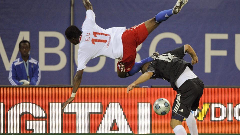 FLYR H�YT: Hamburg er p� toppen av Bundesliga-tabellen sammen med Leverkusen. Her f�r Eljero Elia seg en luftetur i en duell med Bayerns Arjen Robben. Foto: EPA/MARCUS BRANDT/Scanpix