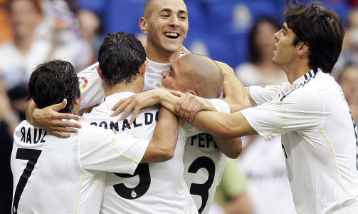 ST�R TIL FORVENTNINGENE: Real Madrids r�dyre mannskap har enn� til gode � tr� feil i den hjemlige serien. Karim Benzema (midten) fikk fart p� Real-karrieren med to scoringer mot Tenerife.Foto: SCANPIX/REUTERS/Juan Medina