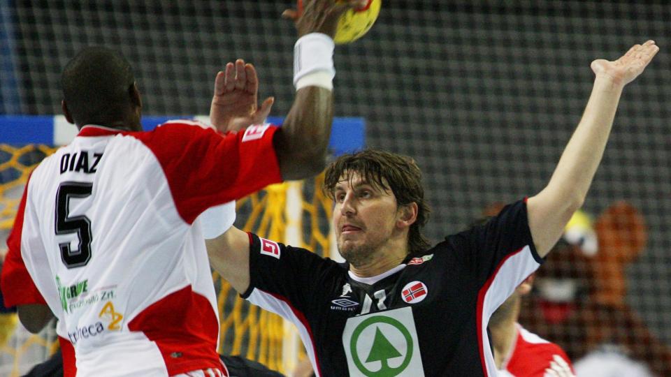 FORN�YD VETERAN: Preben Vildalen og �IF Arendal imponerte i eliteseriedebuten l�rdag. N� skal veteranen hjem � ta bilde av tabellen som viser at nykommeren er forel�pig serieleder. Her er Vildalen i aksjon for Norge i en landskamp mot Ungarn.Foto: H�kon Mosvold Larsen / SCANPIX