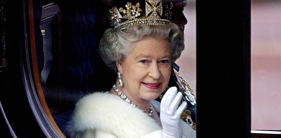 UR�RLIG: Dronning Elisabeth og resten av familien f�r rundt 73 millioner kroner i �ret. Neste �r tvinges myndighetene til kutt, men Buckingham Palace er fredet. Foto: Scanpix