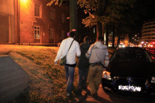 ARRESTERT:Her blir mannen f�rt bort av sivilt politi. Foto: Espen Hovde
