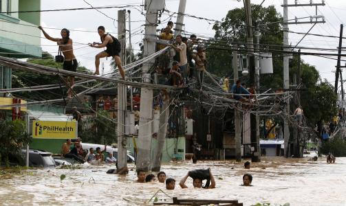 FLYKTER: Folk flykter via str�mlinjene. Foto:    REUTERS/Scanpix